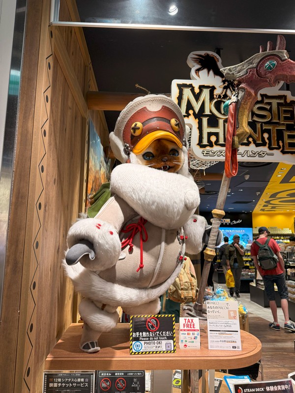 Магазин Capcom был забит товарами по новой Monster Hunter.