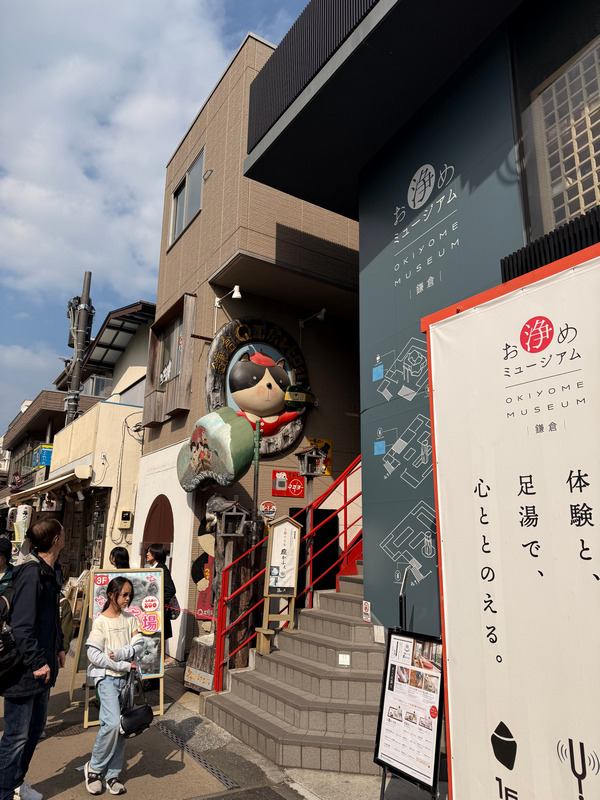 На улице реально много всякого можно найти, даже какой-то музей.