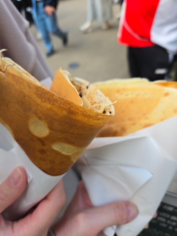 Смазанная попытка сфотографировать блинчики.