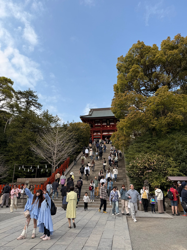 Лестница и люди. Как-то неосознанно начинаешь грустить от такого сочетания.