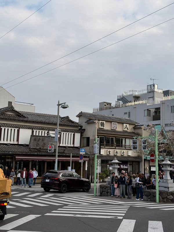 Начало пути на перекрёстке, который чуть ли не залит 'зебрами'.