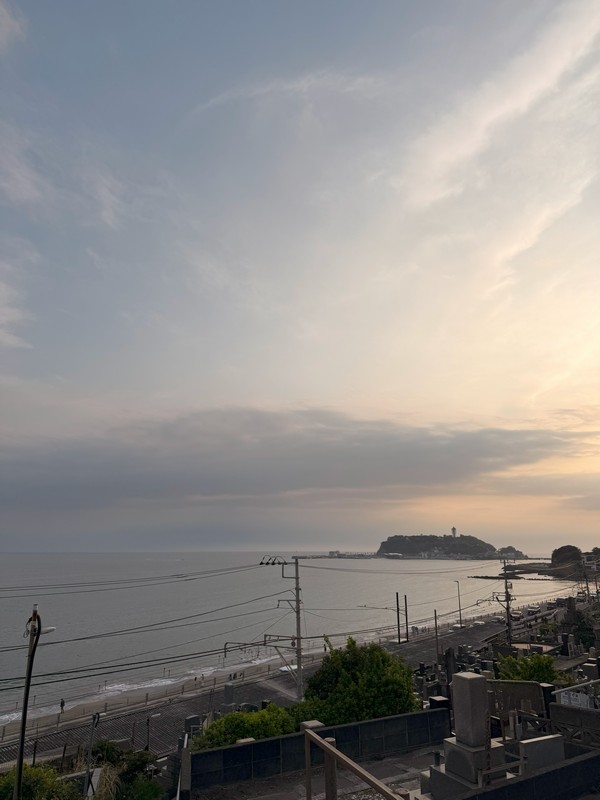 Рядом со станцией оказалось кладбище. Вид с него шикарный, но с этим в комплекте идёт неспокойное ощущение.