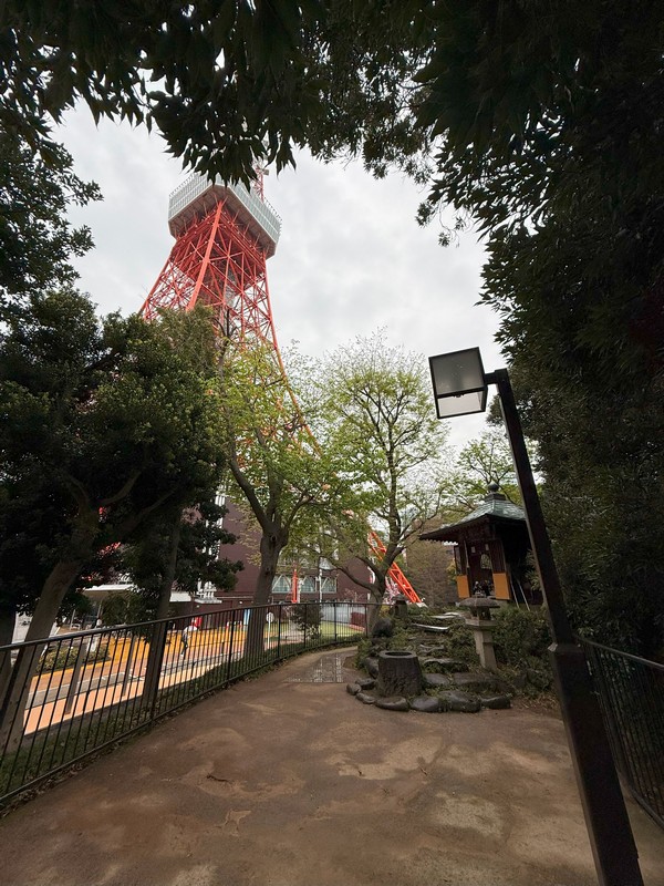 Храм у основания башни ощущался совсем уж малюсеньким.