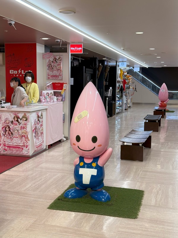 Яйцеголовые человечки внутри башни. Странно, но мило.