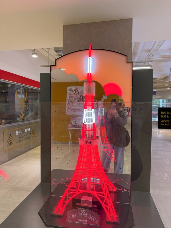 Сверкающий макет башни.