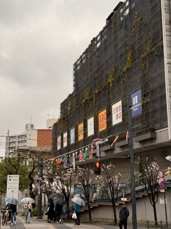 Ещё один вход в торговый центр у основания Skytree