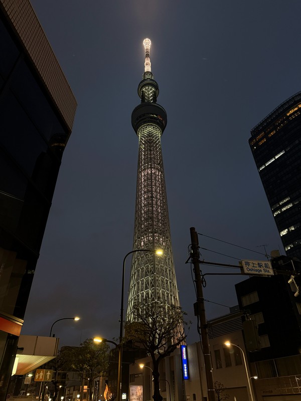 А вот здесь уже свет на башне разогнан на полную.