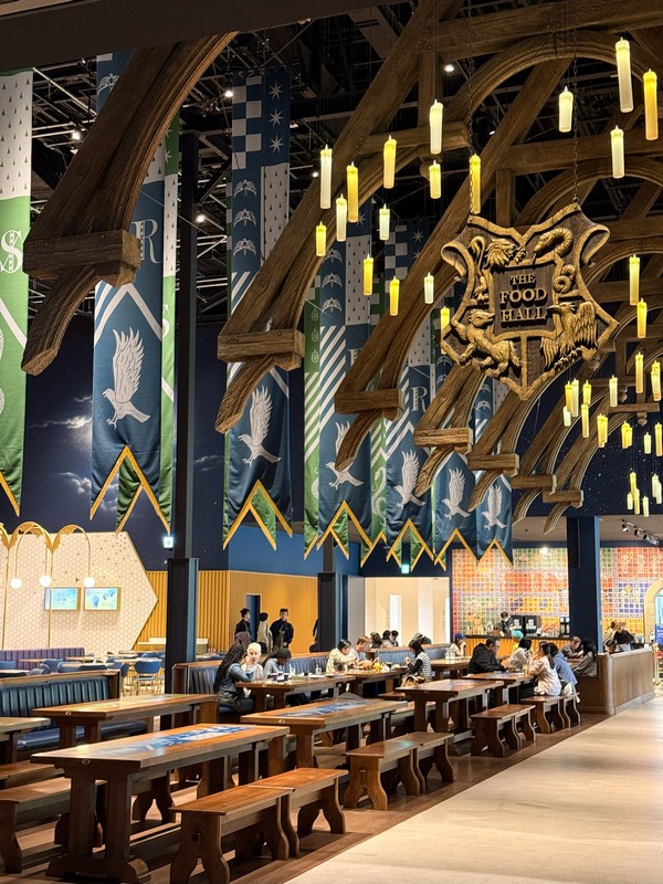 Большой зал, где можно поесть прям как в Хогвартсе.