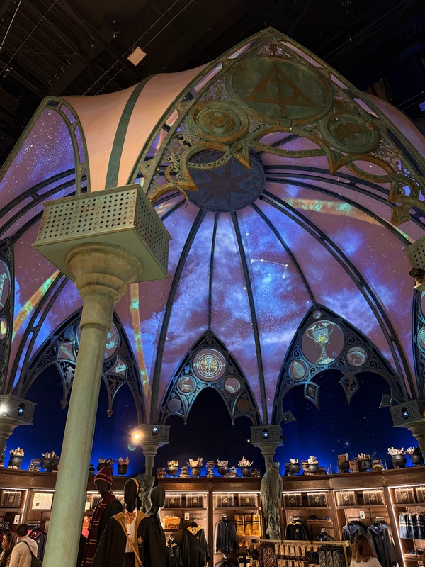 Магазин на входе - это прям волшебное место. Цены там тоже какие-то магические и кусаются.