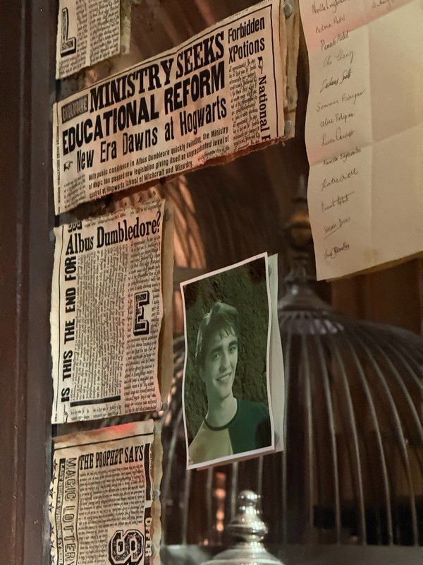 Сбежал в другую франшизу и улыбается.