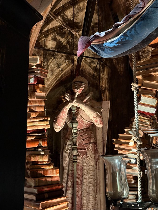 Шахматная фигура в полный рост выглядит устрашающе.