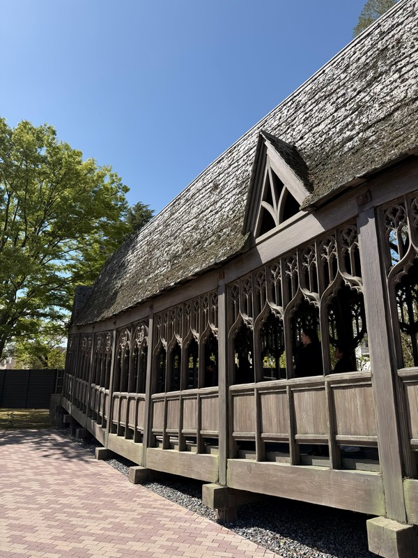 Реплика моста в Хогвартсе, если я ничего не путаю. Очень популярное место для фотографий.