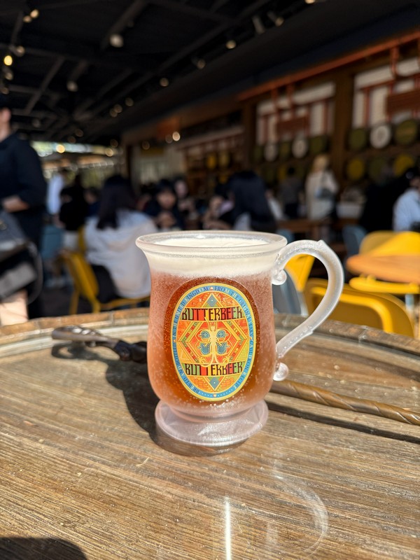 По факту - это газировка со сливочной пенкой. А стаканчик входит в стоимость и теперь лежит как сувенир.