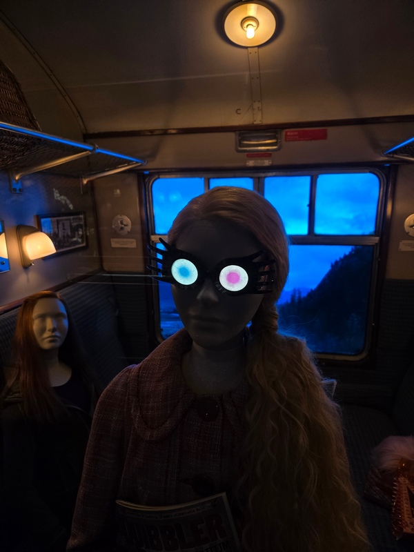 Полумна нагоняет жути. Хотя на самом деле телефон просто странно фокус поймал и не было там так темно.