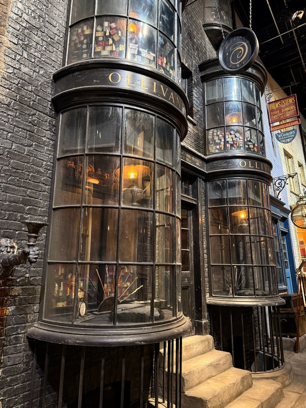 Магазин волшебных палочек Олливандера.